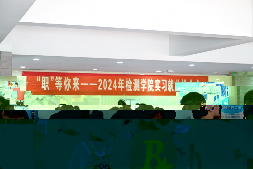 一群人站在室内 描述已自動生成