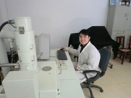 图片包含 室内, 男人, 桌子, 女人 AI 生成的内容可能不正确。